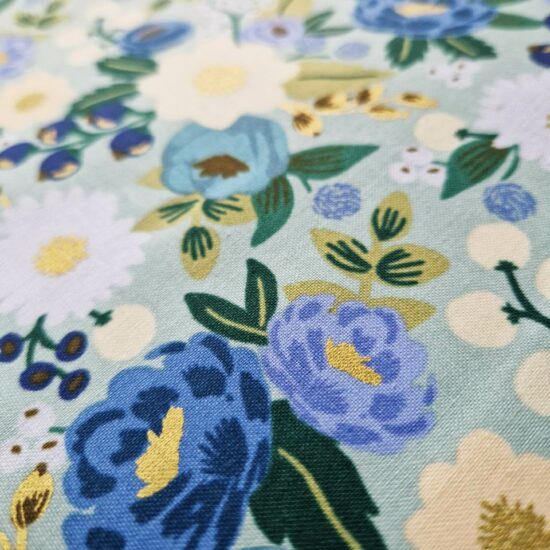 palette de couleurs joyeuse camaieu de bleus pour ce tissu floral aux notes vintage éclats dorés de ci de là