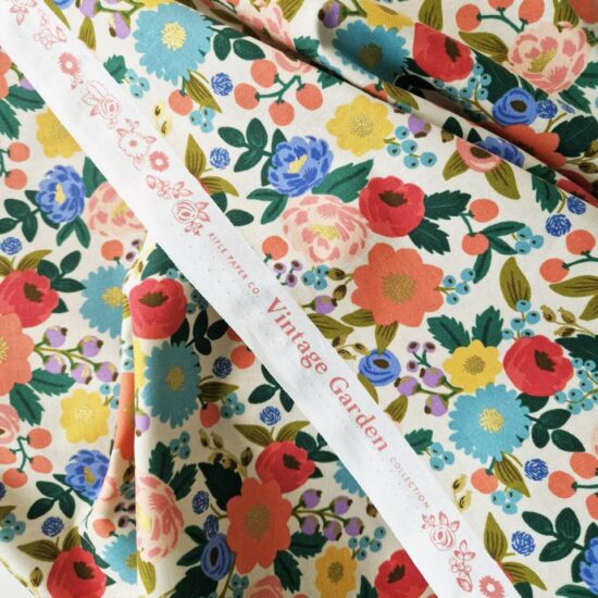 Tissu imprimé Rifle paper Co fleuri parfait pour la couture créative et la déco