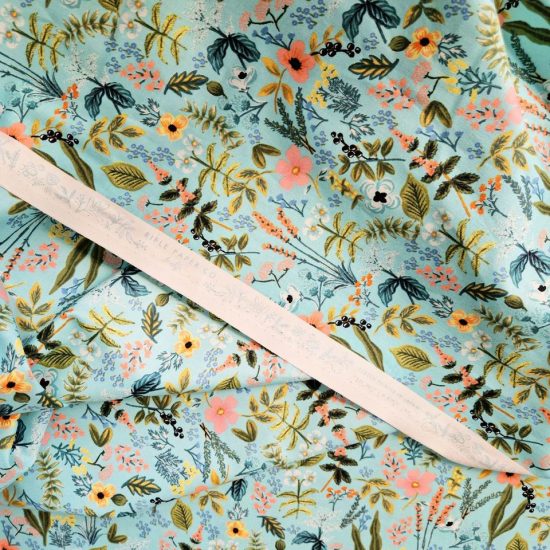 coton imprimé Amalfi de Rifle paper co tissu de qualité pour la couture créative motif fleuri sur un fond vert aqua