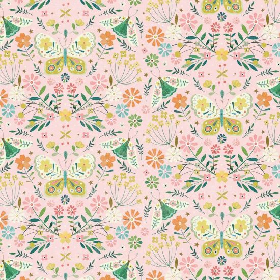 Tissu imprimé dashwood studio hedgerow papillons sur fond rose nude perdus dans la végétation les couleurs sont pastels et claires