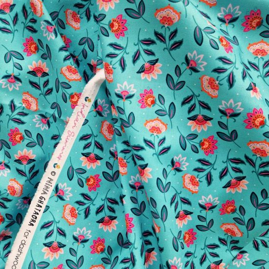 tissu imprimé Indian Summer Dashwood Studio motif fleurs indiennes rose fuschia sur un fond turquoise