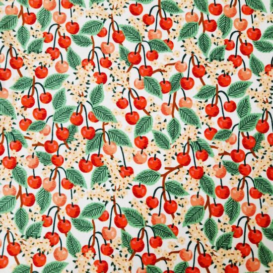 tissu imprimé cerises Orchard de chez rifle paper co fruits du verger couleurs joyeuses cerises rouges rouges feuilles vertes sur fond naturel