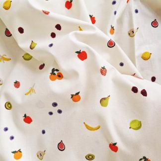 coton imprimé multi fruits orchard rifle paper co fruits du verger des bananes jaunes, abricots oranges, kiwis verts sur fond beige naturel