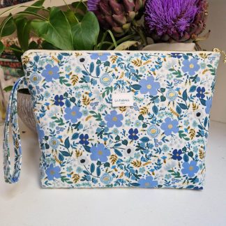 Trousse de voyage molletonnée tissu coton imprimé fleurs bleus pervenche et or rifle paper co