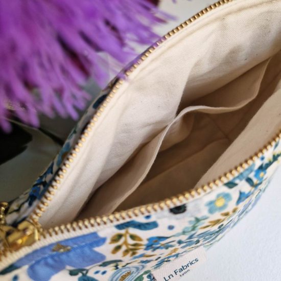 trousse molletonnée de voyage ou pour loisirs créatifs tissu fleurs bleues avec poches interieures