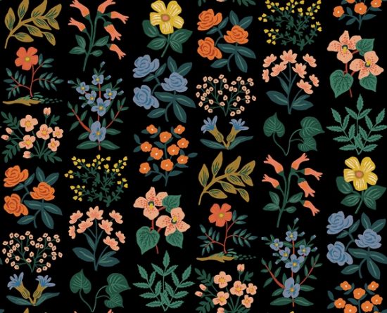 tissu épais lin coton Meadow Canvas Rifle Paper Co imprimé foral couleurs petillantes et délicates comme un herbier de fleurs séchées, fond noir avec des fleurs champêtres en ligne bleuet jaune saumon orange