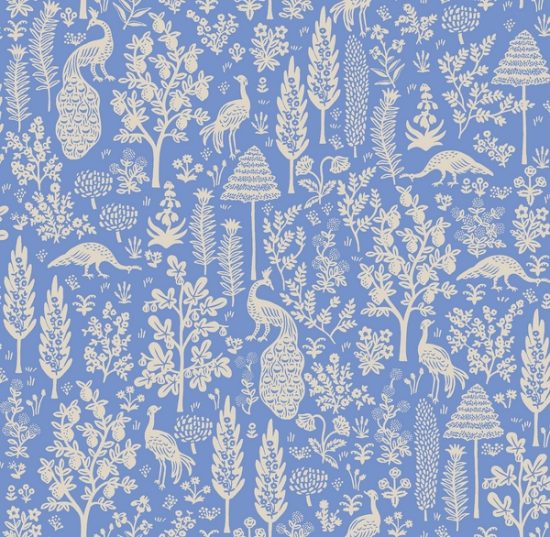 tissu imprimé camont paons rifle paper co bicolore fond bleu lavande motif beige clair