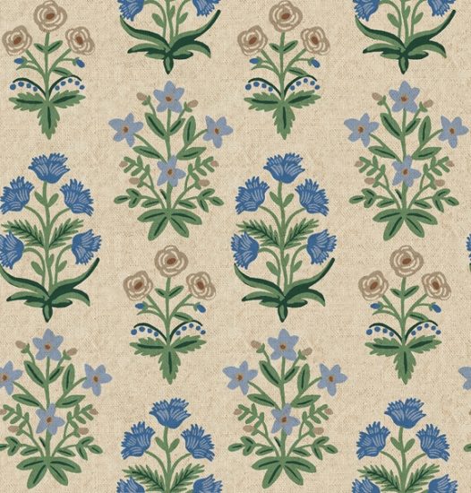 tissu lin coton Canvas de Rifle Paper Co imprimé foral couleurs douces et délicates comme un herbier de fleurs séchées, fond beige naturel avec des fleurs champêtres en ligne camaieu de bleus