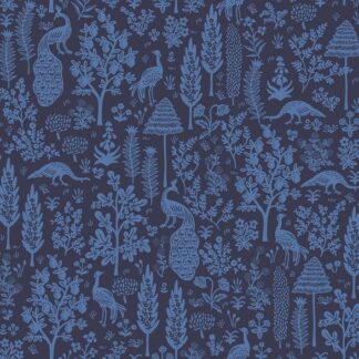 Tissu imprimé Rifle Paper Co Camont des paons bleus lavande sur un fond bleu indigo