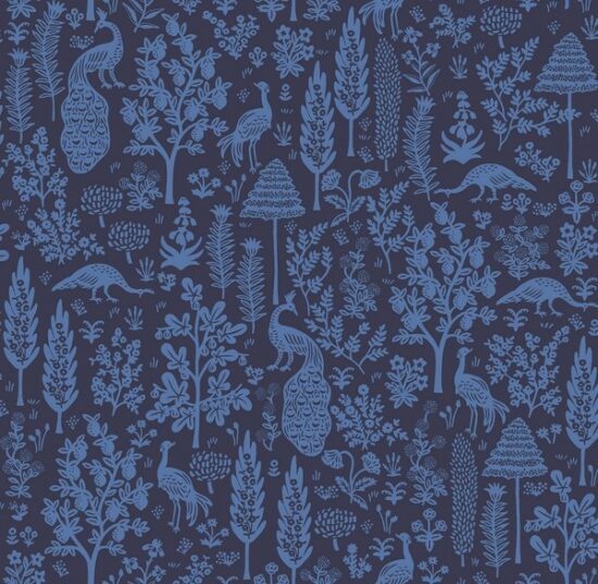 Tissu imprimé Rifle Paper Co Camont des paons bleus lavande sur un fond bleu indigo