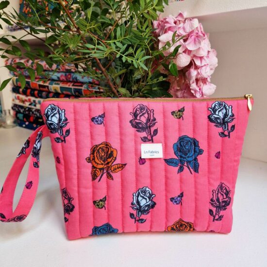 Trousse matelassée tissu imprimé Nathalie Lété motif roses sur un fond rose corail lumineux et peps