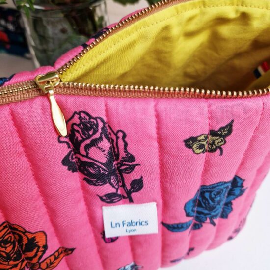 Trousse matelassée imprimé floral Nathalie Lété couleurs lumineuses et joyeuses rose corail avec doublure jaune pickle