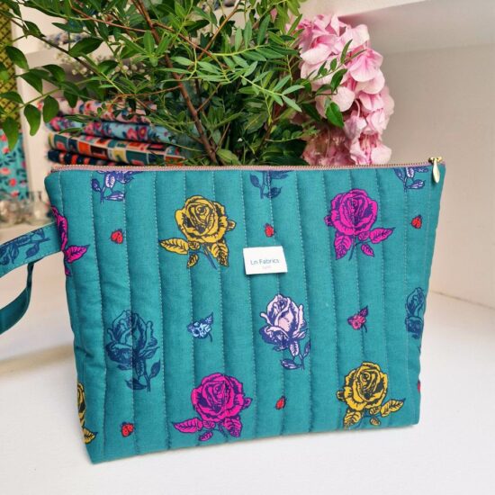 trousse matelassée tissu imprimé Nathalie Lété motif roses sur un fond vert émeraude