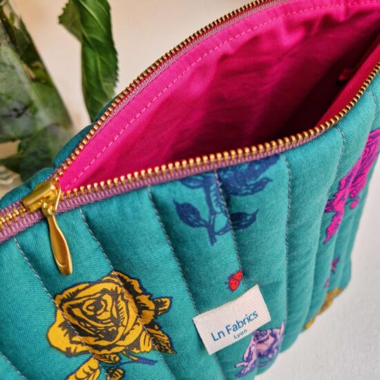 Trousse matelassée imprimé floral Nathalie Lété couleurs profondes rose ocre jaune parme vert émeraude doublure rose fuschia