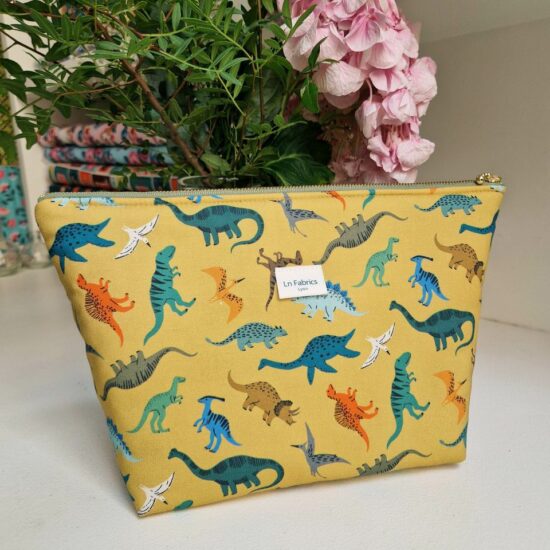 Trousse de toilette molletonnée tissu imprimé roar dinosaures fond ocre jaune Dashwood Studio