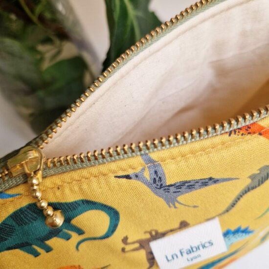 trousse de toilette ou de voyage en tissu imprimé roar dinosaures vert orange kaki bleu vert sur fond ocre jaune doublure coton écru