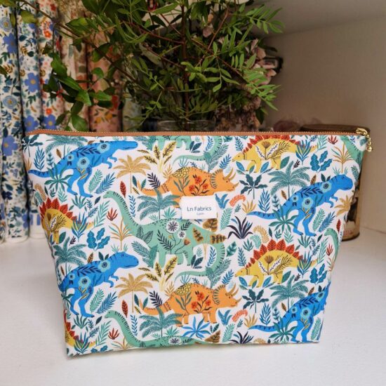 Trousse de toilette molletonnée tissu imprimé dinosaures et végétation Dashwood Studio couleurs peps et vitaminées orange vert bleu cobalt sur fond blanc