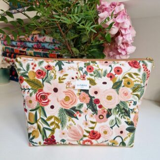 Trousse molletonnée en coton imprimé Rifle Paper Co fleurs rose thé écru vert bronze