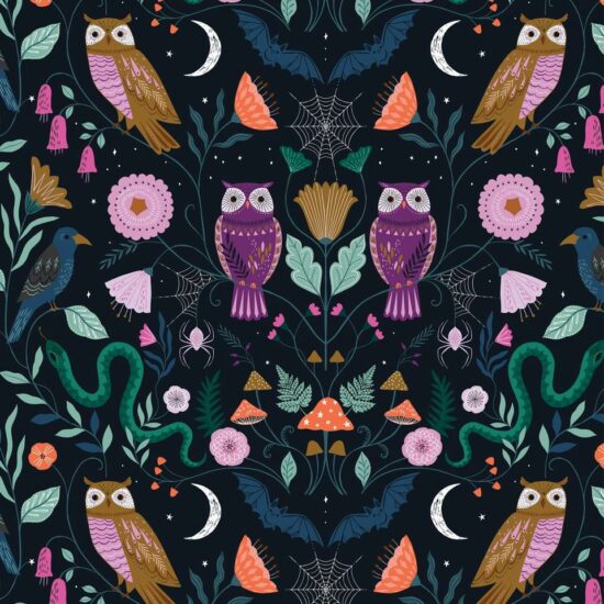 tissu coton imprimé twilight dashwoodstudio un fond noir avec des chouettes violettes, des serpents verts, des chauve souris bleu nuit