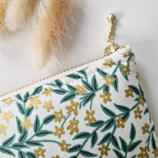 Fabrication française pour cette pochette en coton finition soignée détail chic le zip avec son joli curseur doré ruban ivoire