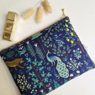 Pochette en tissu rifle paper co imprimé paon bleu nuit panthère et citrons