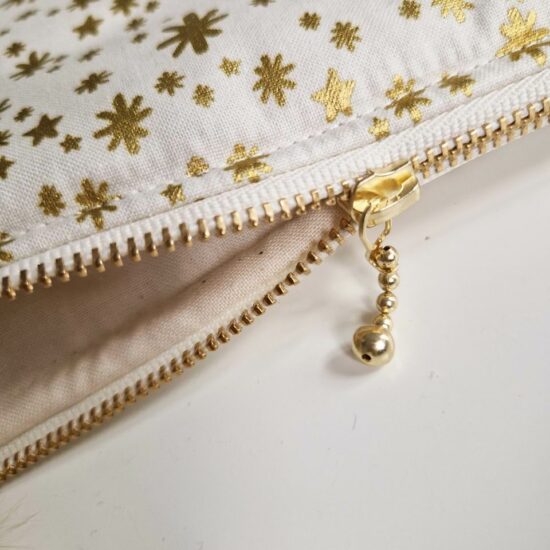 doublure en coton écru pour cette pochette en tissu molletonnée imprimé étoiles dorées sur fond blanc ivoire rifle paper co