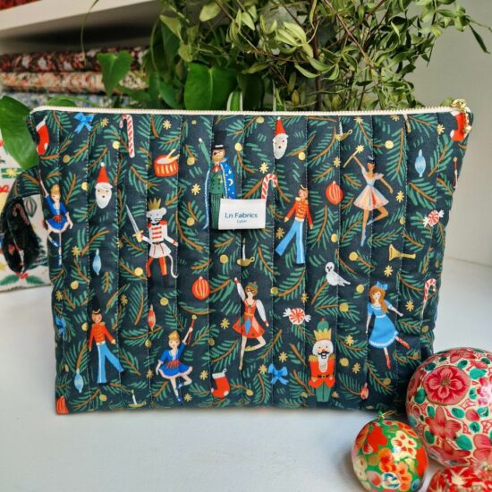 trousse matelassée motif de Noël tissu Rifle Paper Co imprimé personnages multicolores rouge bleu blanc ballerines cassse noisette sur un fond vert sapin