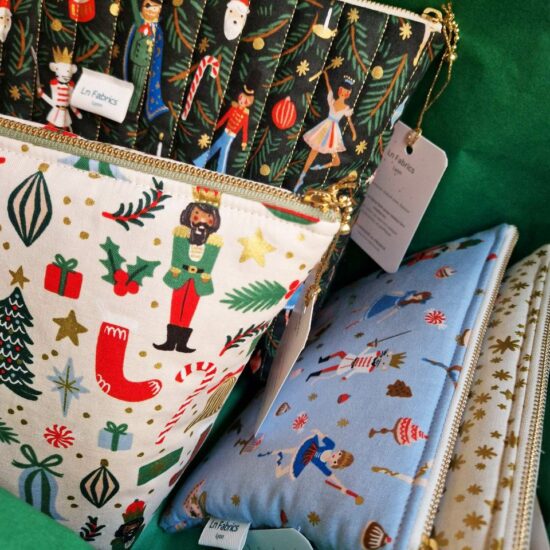 trousses de toilette ou de voyage en tissu matelassé et imprimé motif de Noël Rifle paper Co