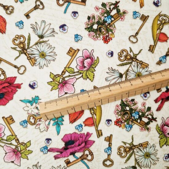 tissu imprimé Les clés des secrets par Odile Bailloeul un enchevetrement des clés or au milieu des fleurs un fond clair des motifs colorés