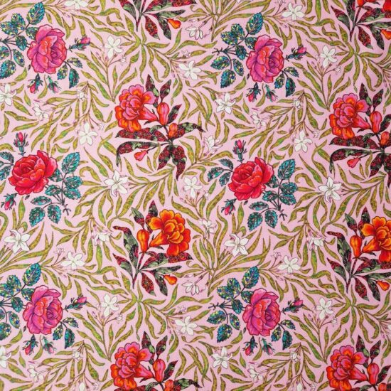 Tissu imprimé floral Odile Bailloeul collection le langage des fleurs sur un fond rose tendre des fleurs des roses, orangées, rose vif, rouge vermillons et feuillage vert anis