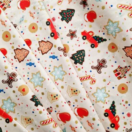 Coton imprimé motifs de noel Rifle Paper Co holidays classics parfait pour les cousettes de l'hiver flocons sapins pain d'épices canne à sucre