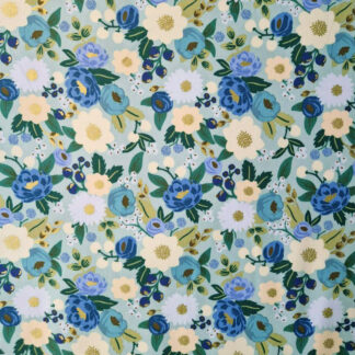 Tissu imprimé coton Rifle Paper Co Vintage Garden fleurs bleues feuillage vert éclats or métallisé