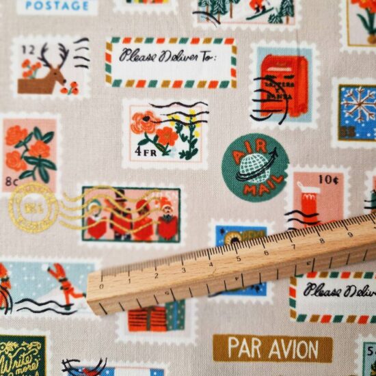 tissu de noel imprimé graphique avec les timbres représentant scène de noël rennes cadeaux sapin patins à glace