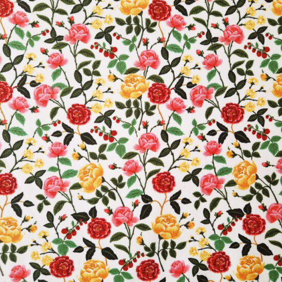 Tissu coton imprimé floral Rifle Paper Co English rose fleurs rose rouge jaune tiges et feuilles vertes sur fond ecru