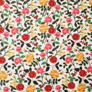 Tissu coton imprimé floral Rifle Paper Co English rose fleurs rose rouge jaune tiges et feuilles vertes sur fond ecru