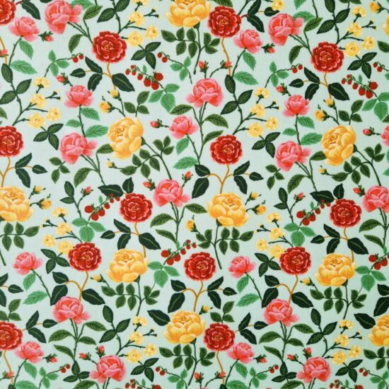 Tissu coton imprimé floral Rifle Paper Co English rose fleurs rose rouge jaune tiges et feuilles vertes sur fond vert menthe