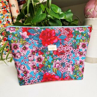 trousse molletonnée en coton imprimé floral rose rouge sur un fond bleu ciel intitulé sous la pergola