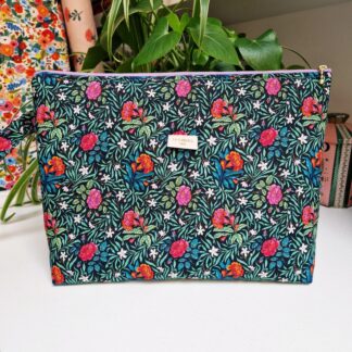 Trousse molletonnée tissu imprimé floral Odile bailloeul fond noir mini roses de couleur vive orange rose rouge feuillage vert