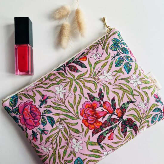 Pochette molletonnée ou trousse en coton le langage des fleurs imprimé fleurs pastels sur un fond rose nude